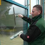 Mitarbeiter beim Glasflächen reinigen in Wernigerode bei Ilsenburg